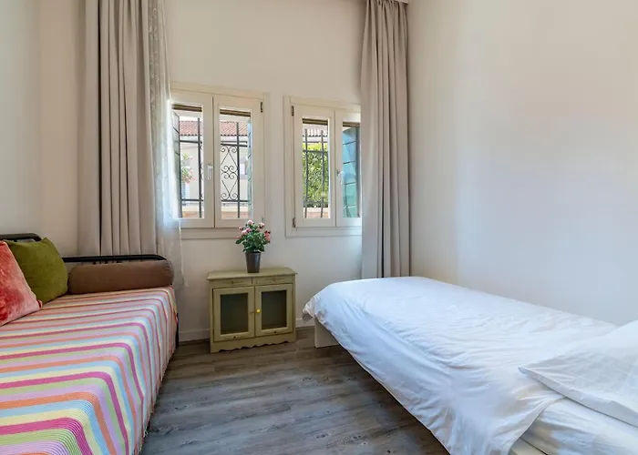 Snug With Private Courtyard M0270422677 아파트