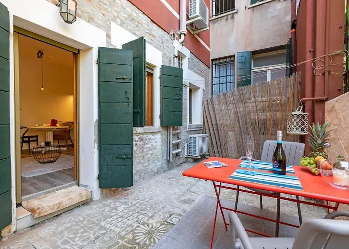 아파트 Snug With Private Courtyard M0270422677 *