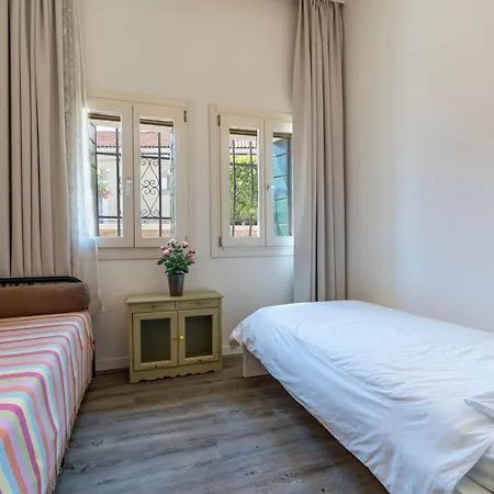 Snug With Private Courtyard M0270422677 Апартаменты