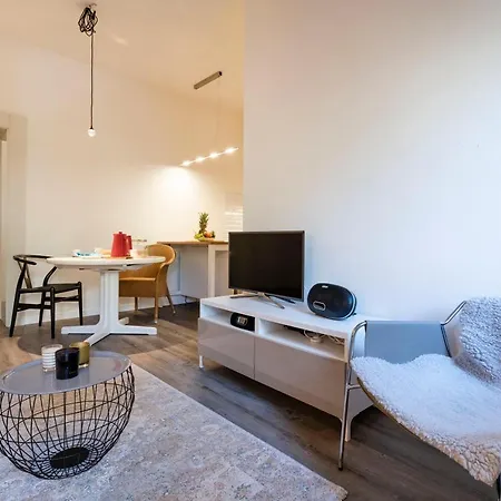 Апартаменты Snug With Private Courtyard M0270422677