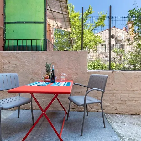 Апартаменты Snug With Private Courtyard M0270422677