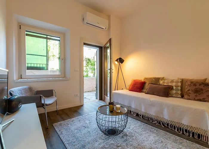 Apartment Snug With Private Courtyard M0270422677