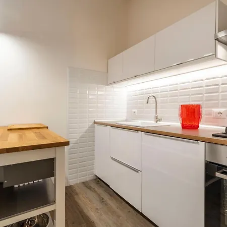 Snug With Private Courtyard M0270422677 Apartman Velence