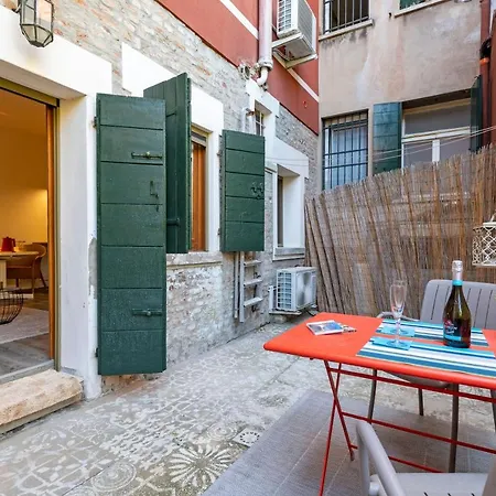 Апартаменты Snug With Private Courtyard M0270422677 *