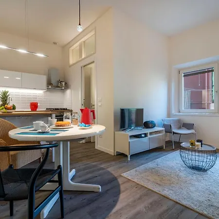 Snug With Private Courtyard M0270422677 Apartman