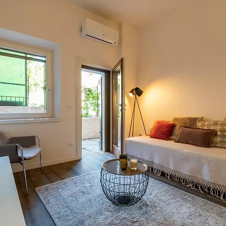 アパート Snug With Private Courtyard M0270422677